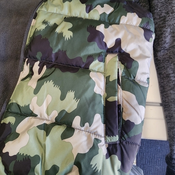 Hurley Green Camo Puffer Vest with Gray Sleeves (NWOT) - Picture 8 of 9
